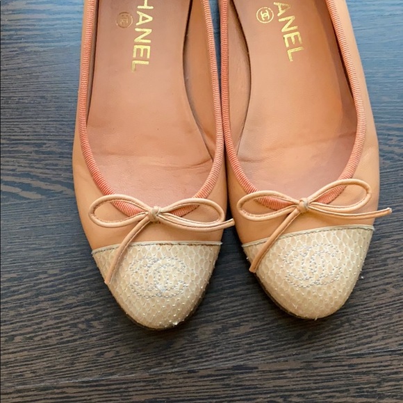 Beautiful Chanel flat with snake skin on the top - Picture 3 of 4